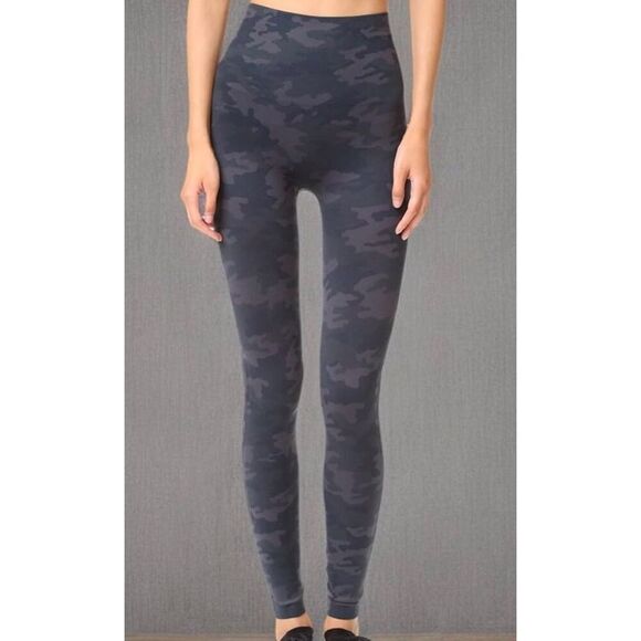 SPANX Look At Me Now Leggings in Black Camo Size S - Picture 3 of 7